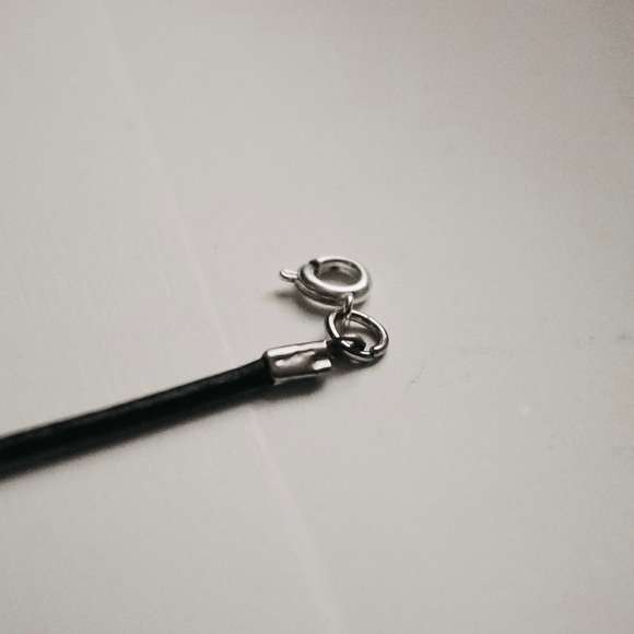 Single Pearl Chocker Black Chord - Picture 3 of 4